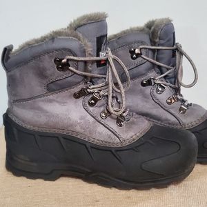 Women's snow boots size 9